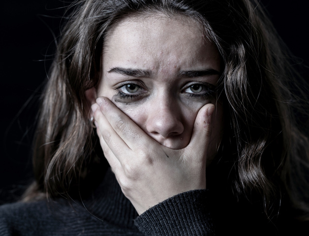 Dramatische close-up portret van bang, depressief meisje huilen alleen, het gevoel hopeloos lijden aan intimidatie of huiselijk geweld. Stop kindermishandeling en verwaarlozing. Sociale campagne concept. - Foto, afbeelding