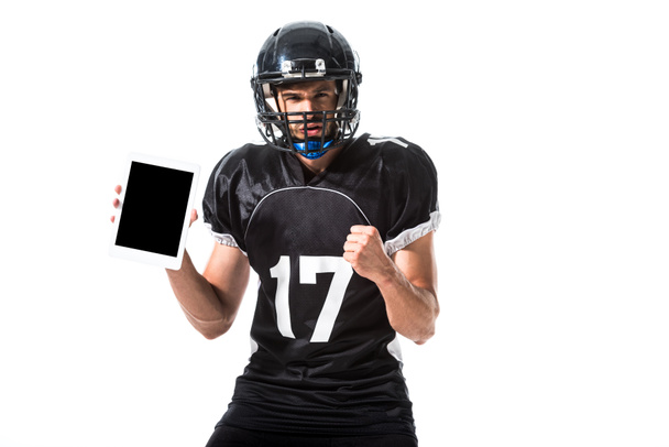American Football speler met digitale Tablet en gebalde hand geïsoleerd op wit - Foto, afbeelding