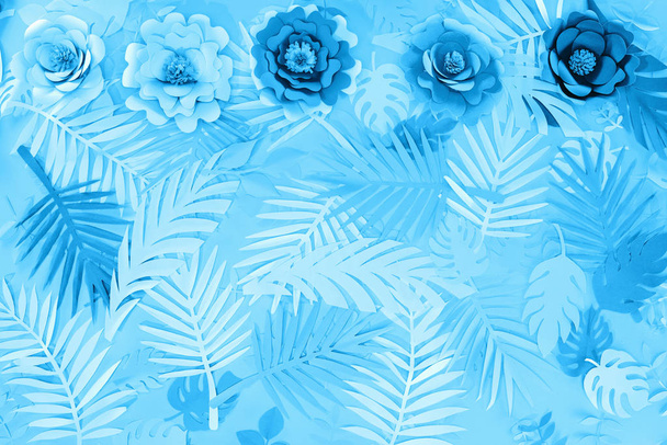 felülnézet a papír egzotikus levelek és virágok a kék minimalista háttér - Fotó, kép