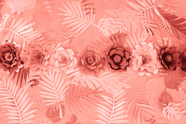 Flat Lay με κοραλλιογενή τροπικό χαρτί κομμένα φύλλα παλάμης και λουλούδια, μινιμαλιστικό φόντο - Φωτογραφία, εικόνα