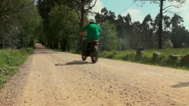 Πίσω όψη του ανθρώπου με κράνος ιππασία έθιμο μοτοσικλέτα σε εξωτερικούς χώρους - Πλάνα, βίντεο
