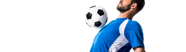 panoramatický záběr výcviku fotbalového hráče s koulí izolovaný on White - Fotografie, Obrázek