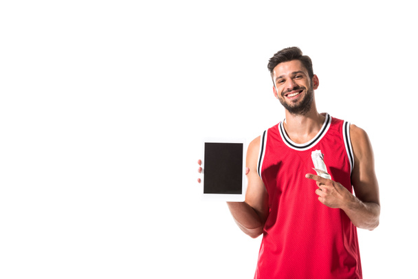 joueur de basket tenant un appareil numérique avec écran blanc et de l'argent isolé sur blanc
  - Photo, image