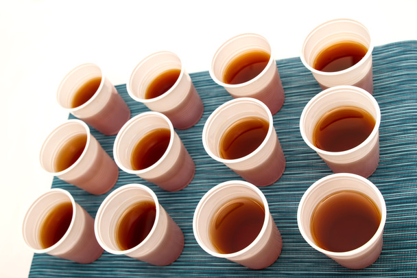 Tasses jetables avec thé
 - Photo, image