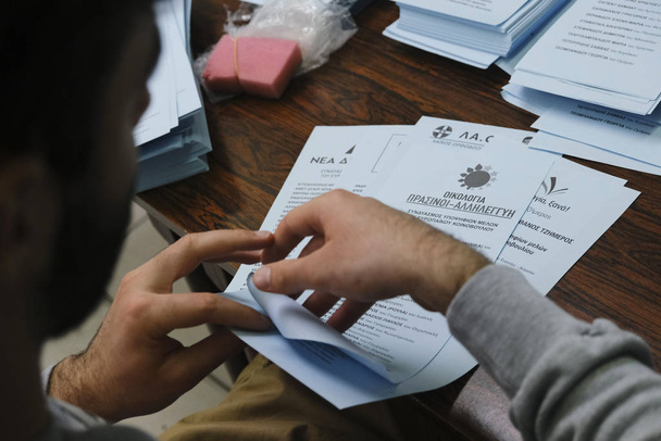 Obywatele Grecji mieszkający za granicą głosują na wybory do Parlamentu Europejskiego - Zdjęcie, obraz