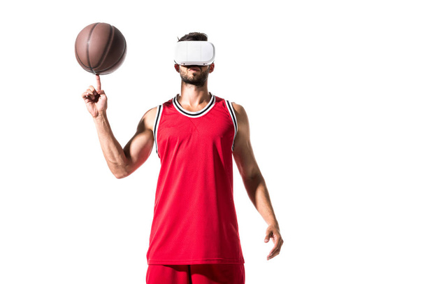 basketbalový hráč, který se otáčí na prstě ve virtuální realitě headset izolovaný na bílém  - Fotografie, Obrázek