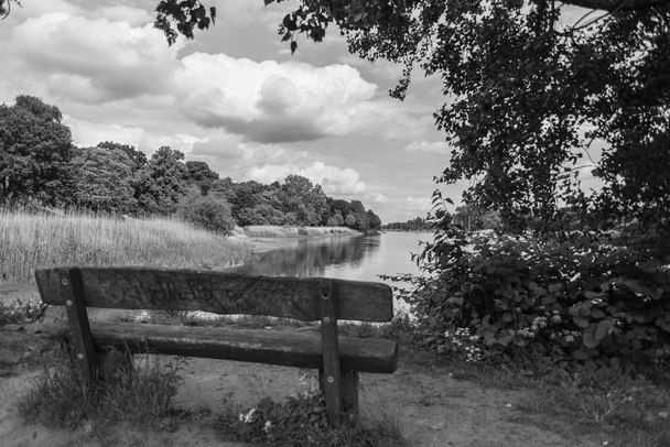 Geçmişe yolculuk. Lesum nehri üzerindeki Bremen'deki Knoops Parkı - Fotoğraf, Görsel