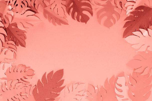 marco de hojas de palma cortadas de papel tropical de coral, fondo minimalista con espacio de copia
 - Foto, imagen