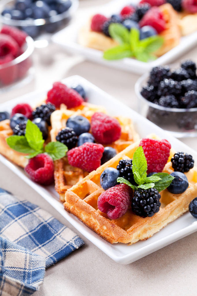 Café da manhã com waffles e frutas orgânicas
 - Foto, Imagem
