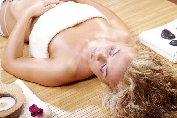 Blonde fille se détend dans le salon de massage
 - Photo, image