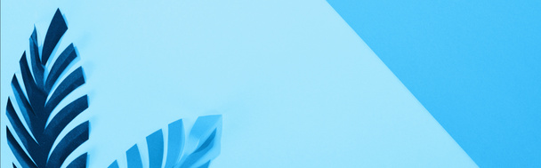 panoramische foto van papier laat op blauwe minimalistische achtergrond met Kopieer ruimte - Foto, afbeelding