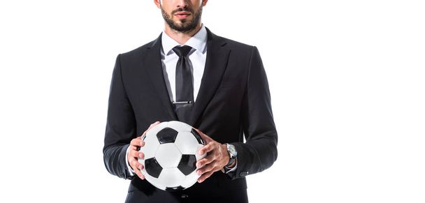 Panoramaaufnahme eines Geschäftsmannes in offizieller Kleidung mit Fußballball auf weißem Hintergrund - Foto, Bild
