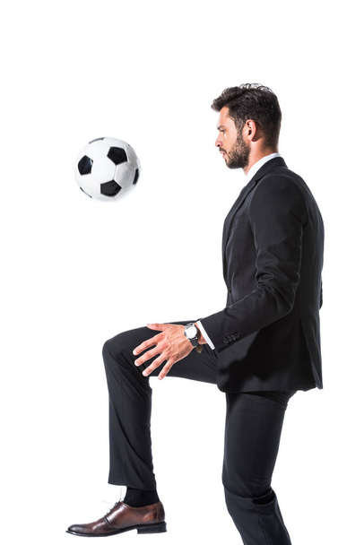 guapo hombre de negocios en entrenamiento de desgaste formal con pelota de fútbol aislado en blanco
 - Foto, imagen