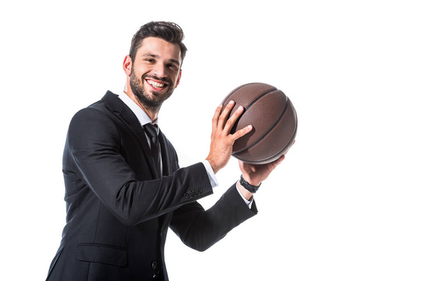 boldog jóképű üzletember hivatalos viselet a kosárlabda izolált fehér - Fotó, kép