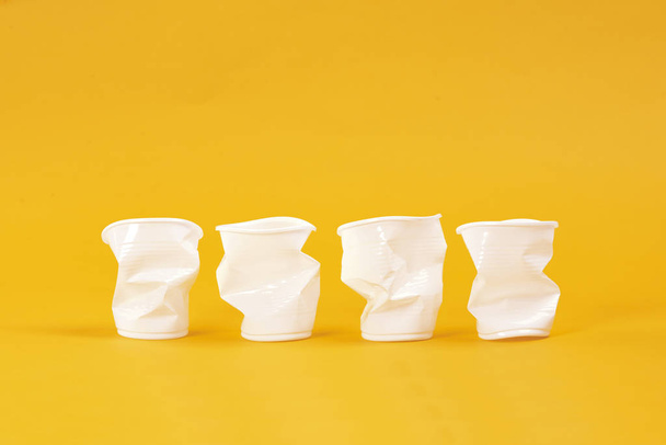 Cuatro vasos de plástico desechables en una fila
 - Foto, Imagen
