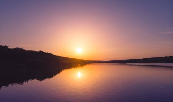 Ηλιοβασίλεμα στην άκρη μιας λίμνης στη χώρα, Μολδαβία, 2019 - Φωτογραφία, εικόνα