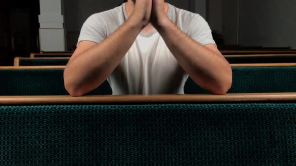 Close up van een jonge man bidden tot God. Concept van geloof en religie - Video