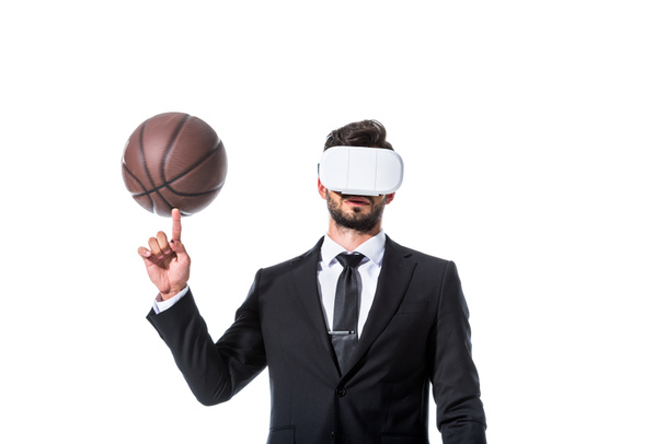 бизнесмен в виртуальной реальности наушники, вращающиеся на пальце баскетбол изолированы на белом
 - Фото, изображение