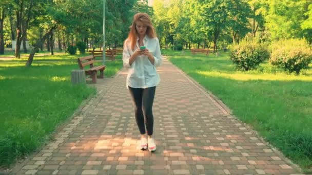 millennials marcher dans la rue en utilisant smartphone
 - Séquence, vidéo