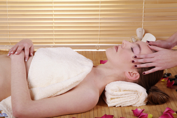 Mädchen tun massage im massage salon - Foto, Bild