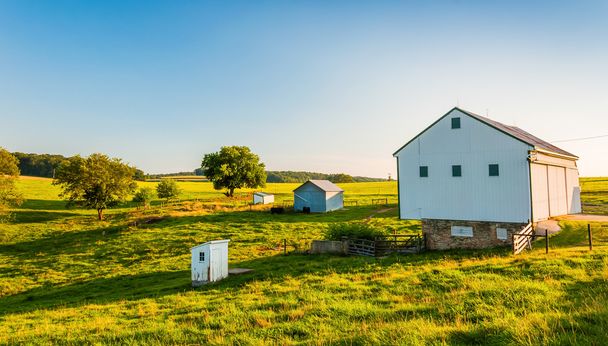 Амбар на ферме в сельской местности округа Йорк, Пенсильвания
. - Фото, изображение