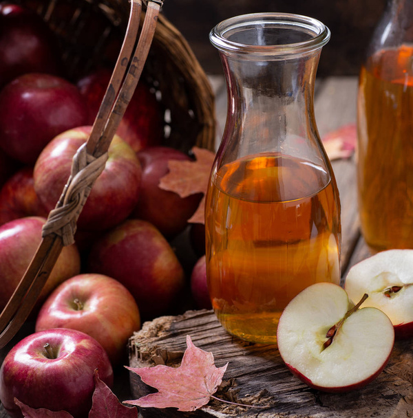 Carafe of Cider With Sliced Apple - Foto, immagini