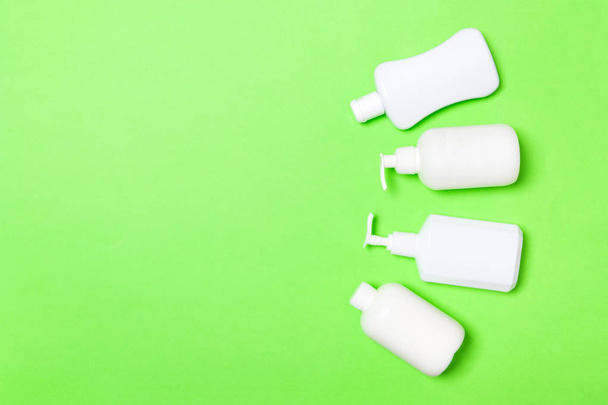 Set de recipientes Cosméticos Blancos aislados sobre fondo verde, vista superior con espacio de copia. Grupo de envases de botellas de plástico para el cuidado corporal con espacio vacío para su diseño
 - Foto, imagen