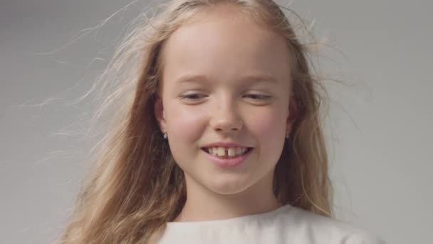 uzun vawy saç portre ile stüdyoda genç kız - Video, Çekim