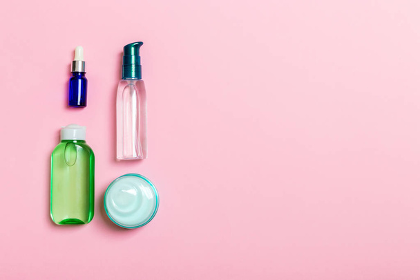 Maqueta de marca Cosmetics SPA, vista superior con espacio para copiar. conjunto de tubos y frascos de crema plana sobre fondo rosa
 - Foto, imagen