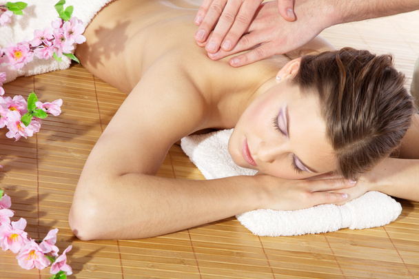 Menina fazer massagem no salão de massagem
 - Foto, Imagem
