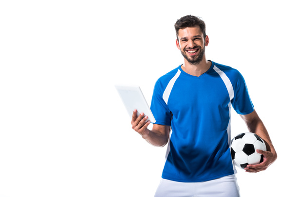 ボールとデジタルタブレットで笑顔のハンサムなサッカー選手は、白に隔離 - 写真・画像