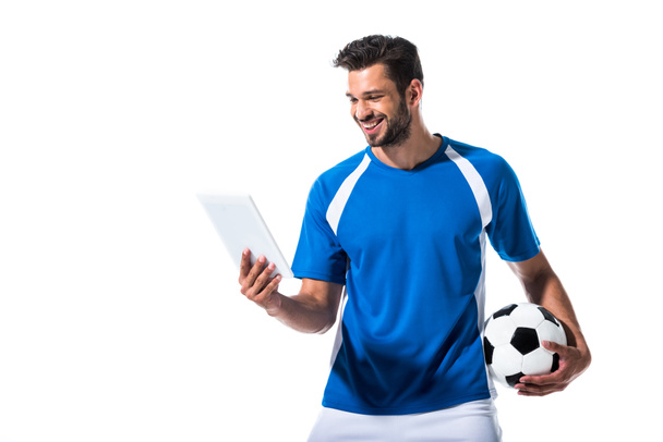 Gelukkig knappe voetballer met bal en digitale Tablet geïsoleerd op wit - Foto, afbeelding