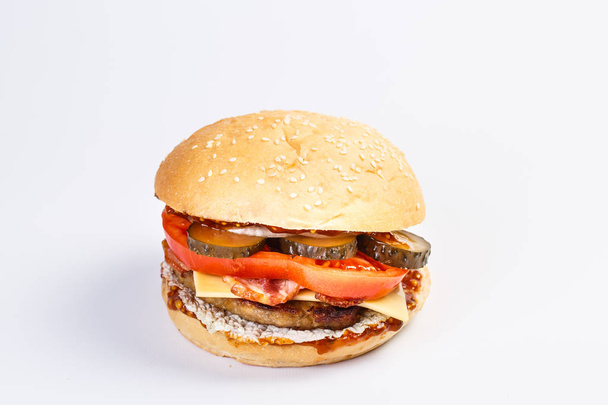 The perfect hamburger with cheese, pickles, tomato, onions and lettuce - Φωτογραφία, εικόνα