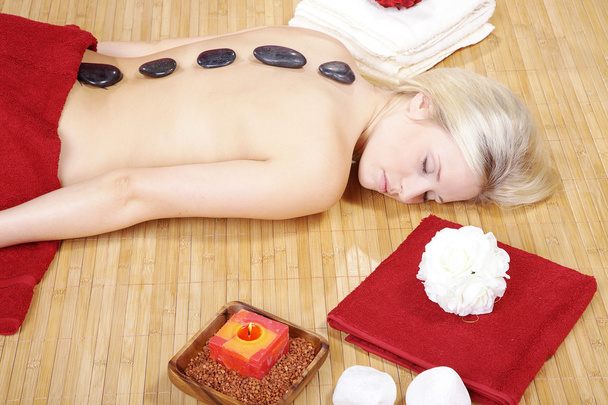 Blonde girl relaxes in the massage salon - Φωτογραφία, εικόνα