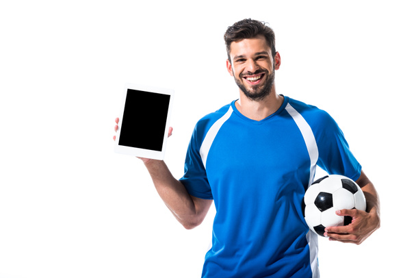 デジタルタブレットとボールをホワイトに隔離した幸せなサッカー選手 - 写真・画像