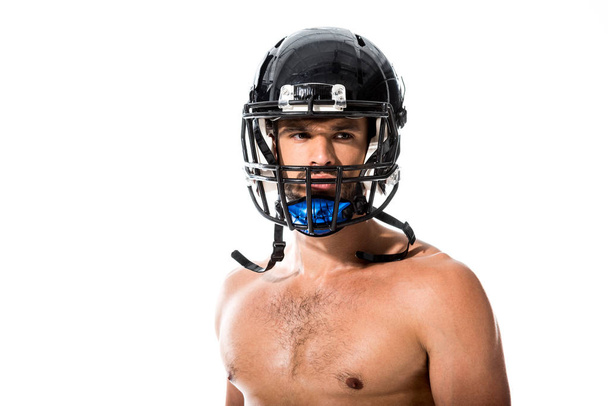 širý americký fotbalový hráč v helmě izolovaný na bílém - Fotografie, Obrázek