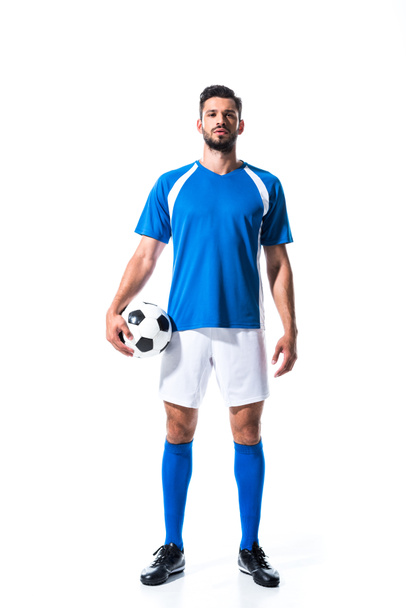 白に孤立したボールを持つユニフォームのハンサムなサッカー選手 - 写真・画像