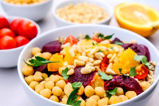 Vegetarische Bulgur tarwe en quinoa lunch Bowl - Foto, afbeelding
