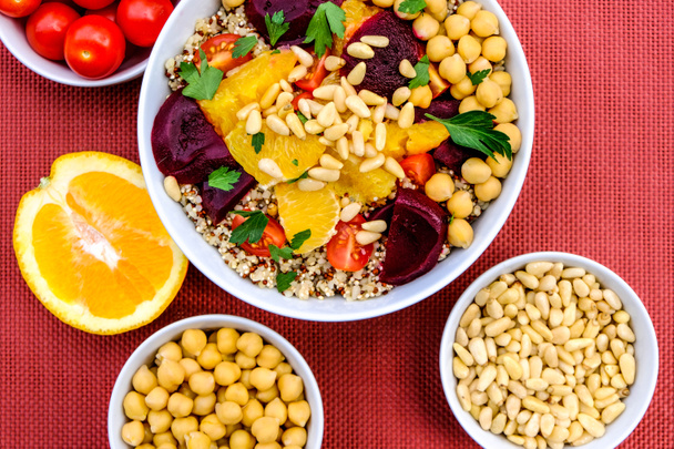 Vegetáriánus Bulgur búza és quinoa ebéd Bowl - Fotó, kép