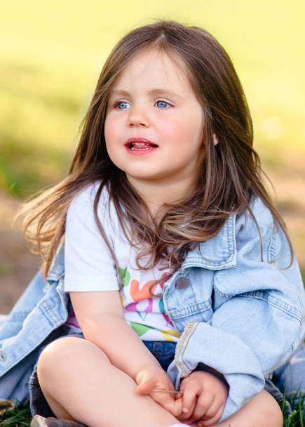 portrait of little girl outdoors in summer - Foto, imagen