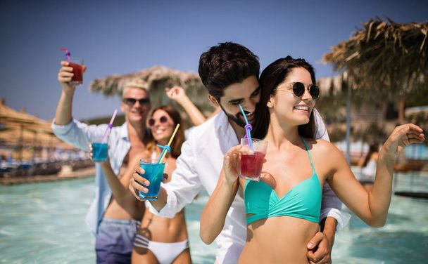 Groupe d'amis ensemble s'amuser à la fête d'été et boire un cocktail
 - Photo, image