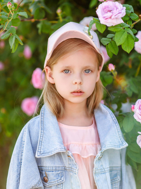 portrait of little girl outdoors in summer - Foto, Imagem