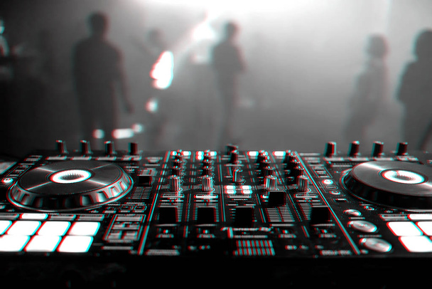 Mezclador de DJ en el fondo de la mesa el club nocturno
 - Foto, Imagen