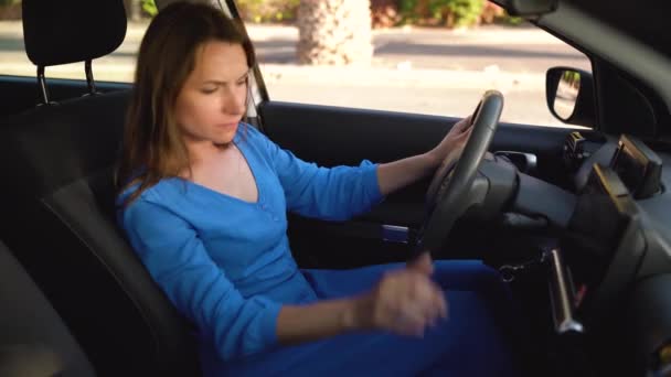 Frau ist wütend und verärgert, weil ihr Auto kaputt ging - Filmmaterial, Video