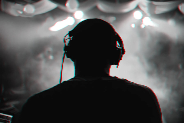 Εκτελεί DJ με ακουστικά σε μια μουσική συναυλία - Φωτογραφία, εικόνα