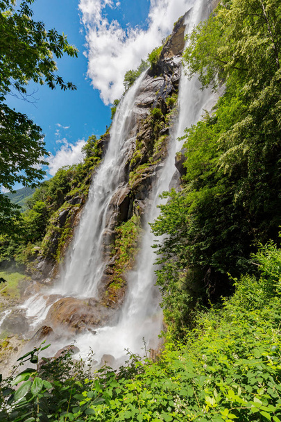 V Borgonuovo-Valchiavenně se nachází vodopád Acqua Fraggia () - Fotografie, Obrázek