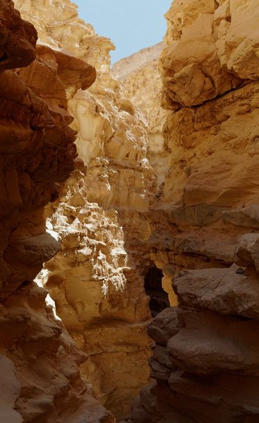 Узкий прорезь между двумя скалами в каньоне Барак, Израиль
 - Фото, изображение