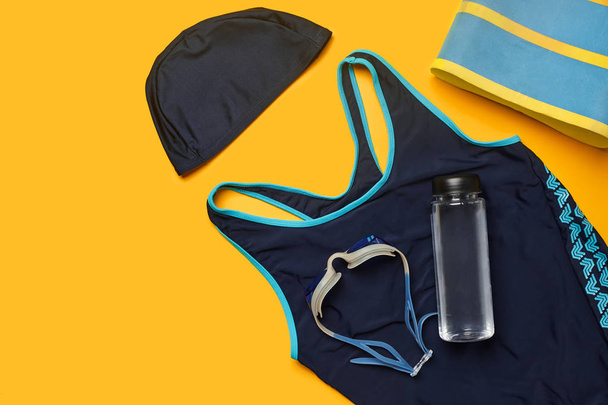 Flat lay accessoires de piscine d'été sur un fond jaune. Vêtements de plage colorés
. - Photo, image