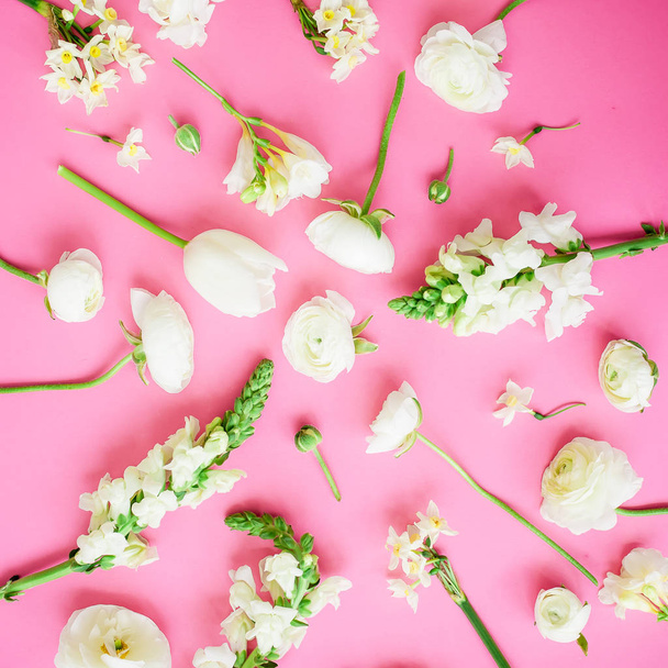 Kwiatowy wzór z białymi kwiatami na różowym tle. Płaski lay, widok z góry - Zdjęcie, obraz