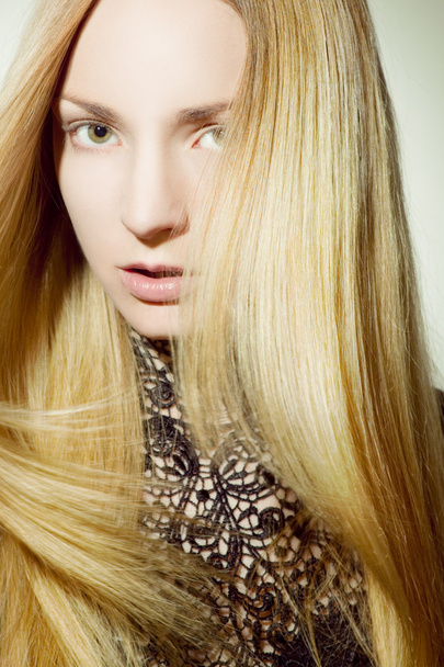 Beautiful girl with golden hair - Foto, imagen